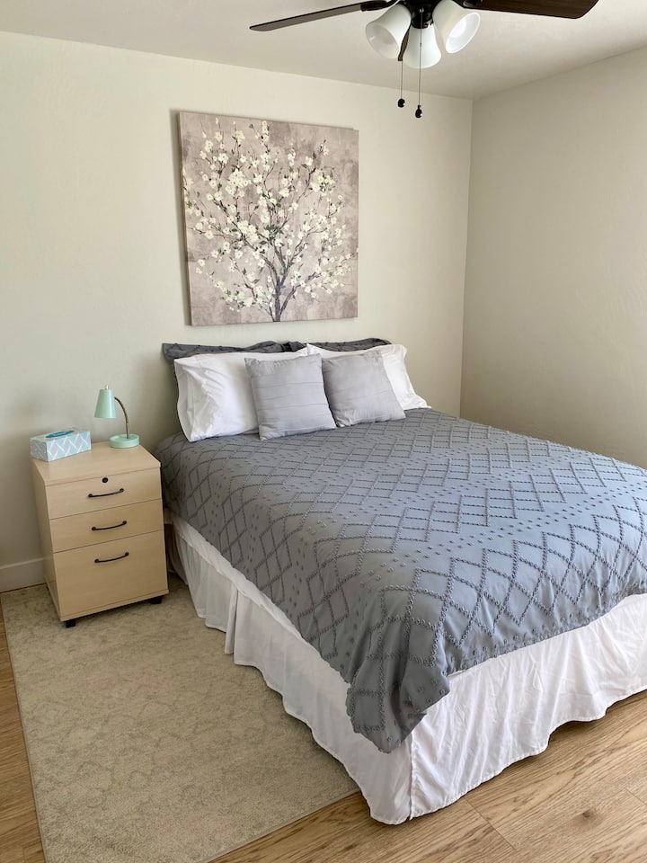 1号卧室—走廊左侧。 配有大号床和泡沫床垫。 比2号卧室稍大一点。 衣橱，带衣架和备用的标准双人床毯和枕头。 台灯和床头柜，配备耳塞和季节性空间加热器或风扇。