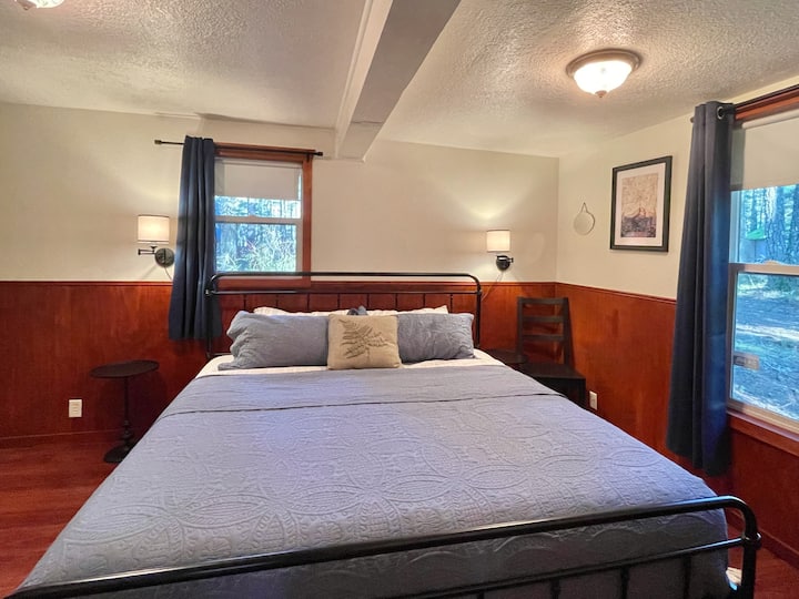 استلقِ على السرير بحجم كينج واستيقظ منتعشًا ومستعدًا للتزلج على المنحدرات.