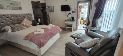Popular Airbnb listing: Unique Beachside 1 bed suite with patio Seaview. in Wallasey
