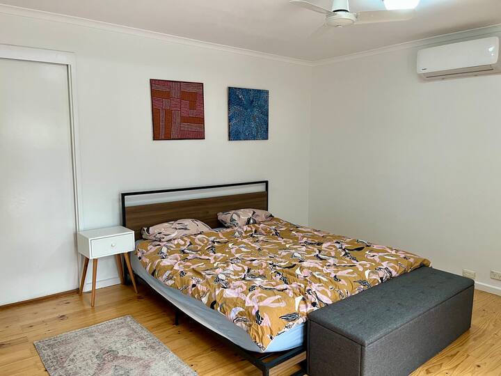 เตียงคิงไซส์ ห้องน้ำในตัว เครื่องปรับอากาศและพัดลม