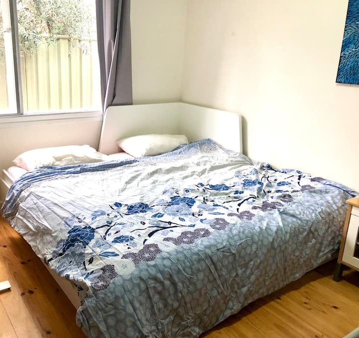 เตียงเดี่ยวเปลี่ยนเป็นเตียงคิงไซส์และเครื่องปรับอากาศ