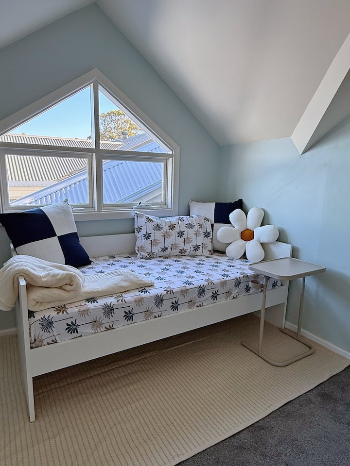 Тук има удобно дневно легло, което може да се превърне в допълнителна спалня, когато има повече от 10 гости. Ще намерите и регулируемо бюро, идеално за работа или четене.