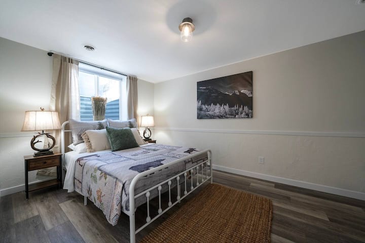 Dormitorio queen en la planta baja.