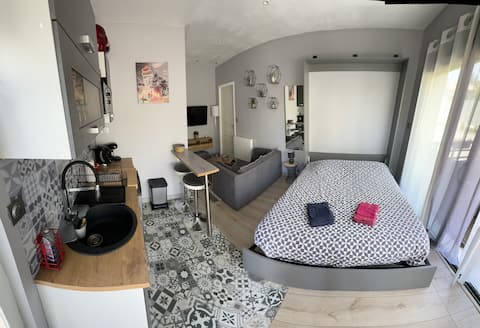 Charming studio with enclosed private parking