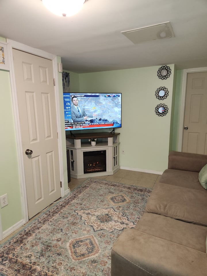 Spacious Clean Lovely 2 Bedroom Apartment - Deer Park, NY