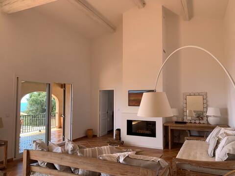 Popular Airbnb listing: Large 5 bedroom villa, air conditioning, pool and view in Cavalaire Sur Mer