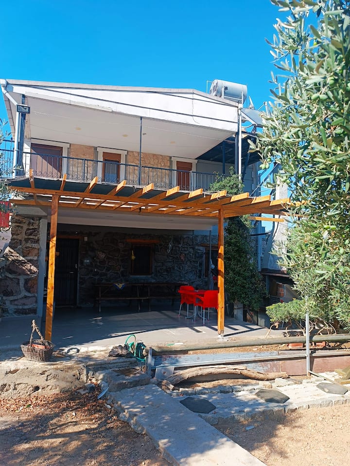 5 min to the airport, 10 min to the fair, stone house with garden and air conditioning