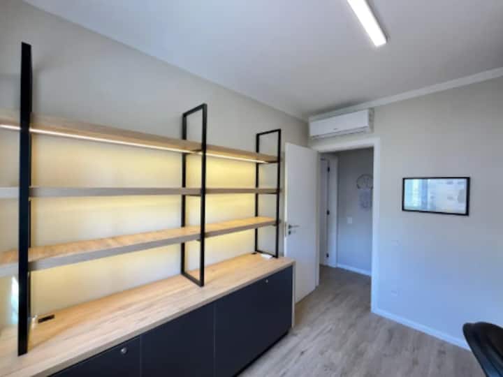 Habitación con aire acondicionado y dos camas individuales, que se pueden usar como cama doble.