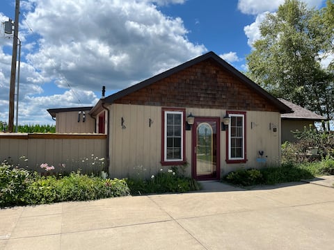 The Pool House 1-Bedroom Home with Hot Tub & Pool