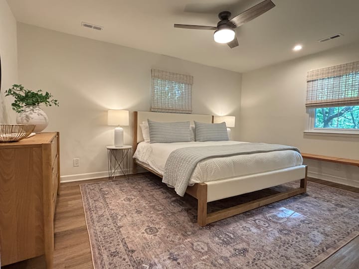 ГОЛЕМА главна спална соба со НОВИ: удобен КРАЛСКИ кревет, постелнина, завеси и 6 фиоки плус голем плакар.  