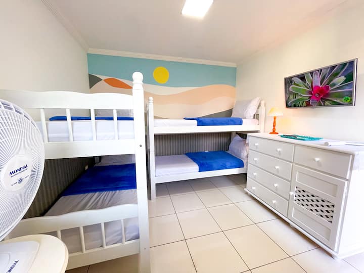 ห้องนอนที่ติดกัน (พื้นที่ด้านนอก ติดกับสระว่ายน้ำ) มีห้องน้ำติดกับห้องนอนพร้อมฝักบัว 2 ห้องด้านหน้า
