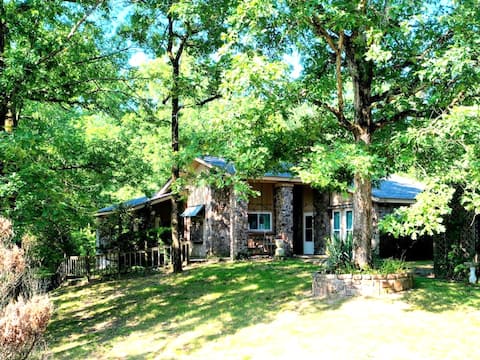 Mountain Escape: 10 Acres, Game Room, Pet-Friendly