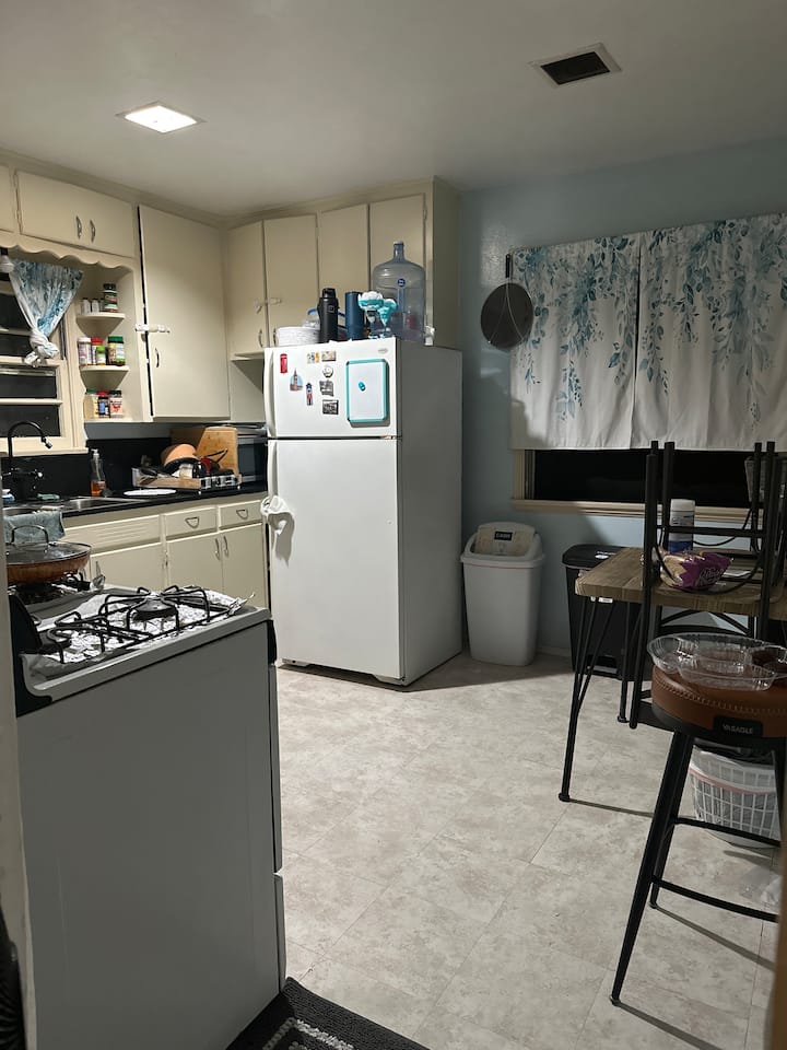 Cheerful, 1-bedroom, Walking Distance To Lluh. - Loma Linda, CA