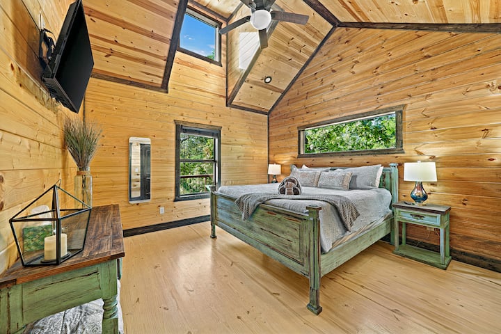 2nd Bedroom with en-suite bath, closet and TV to watch your favorite Netflix or Hulu shows.