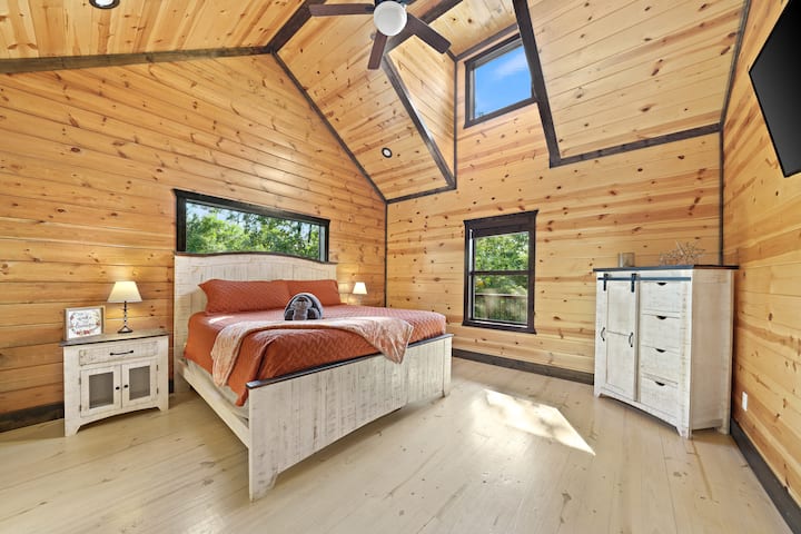 Master king suite w/ smart TV, dresser, full en-suite bath with jacuzzi tub