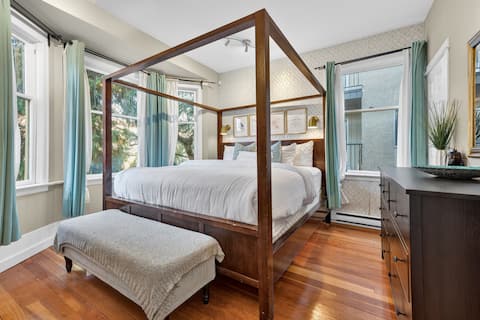 Top performing Airbnb: Kitsilano Tower House! Main Suite in Kitsilano