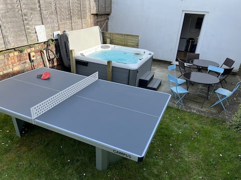 Hot tub staghouse near city center, garden & games arcade