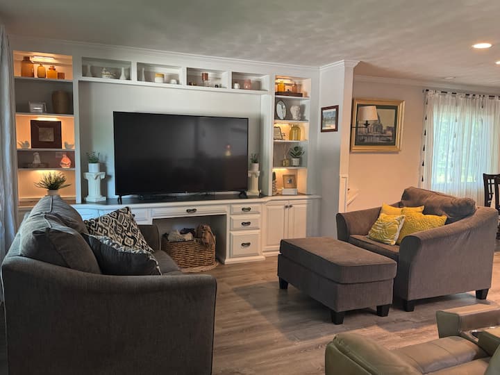 Spacious 3 Bedroom Close Too Wittman  Airport - Oshkosh, WI