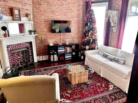 Spacious, artsy, brick Victorian holiday decorated