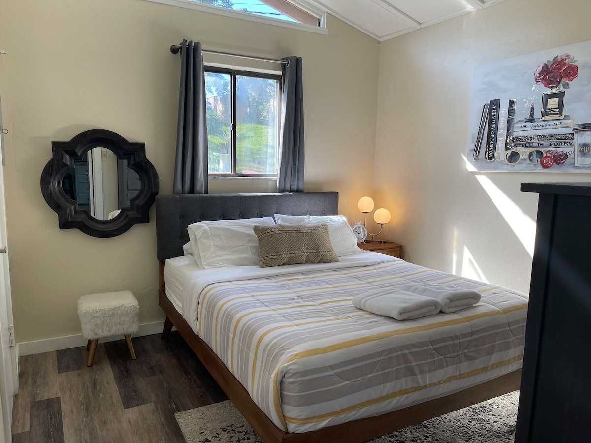 标准双人床，配有中等硬度记忆泡沫床垫