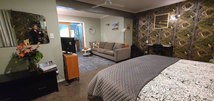 Dog Friendly Plimmerton
 Walkto Shops /Beach/train - New Zealand