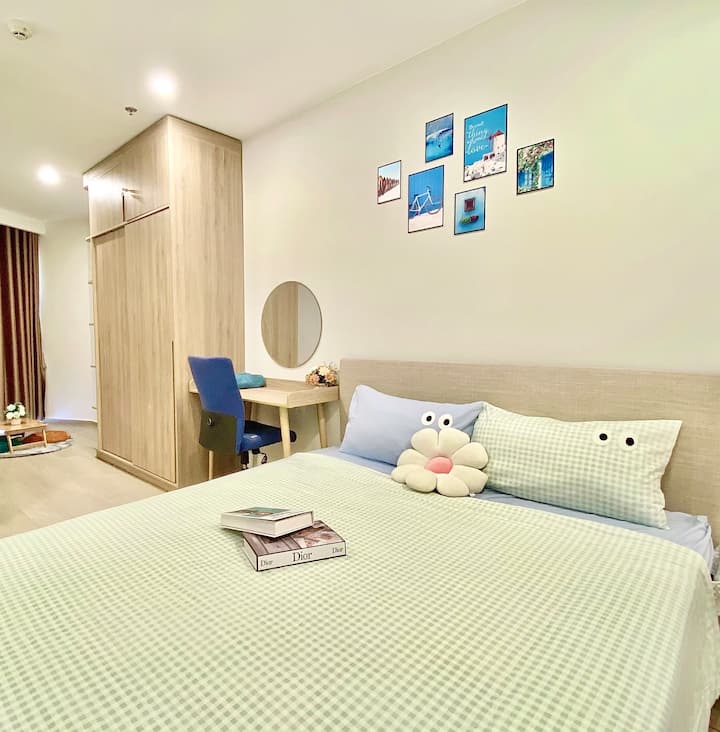 Workspace evidence from LEEX Apartments Suite 5* near beach@The Song
