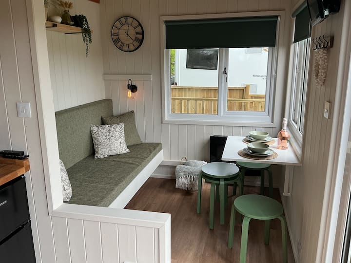 A Unique Shepherd's Hut By South Beach (Cove) - Tenby