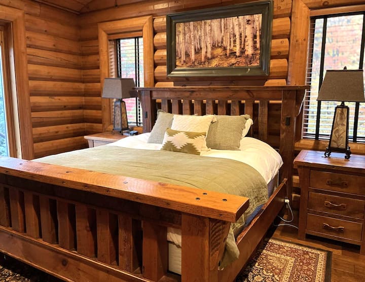 Master bedroom ensuite, king size bed. 1st floor