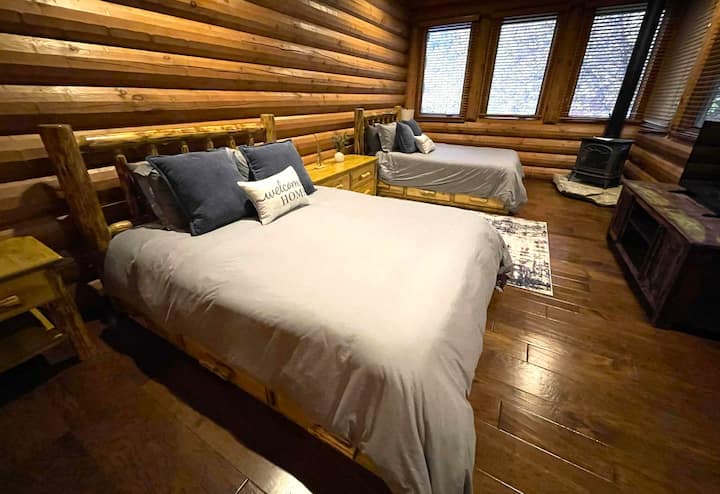 2 queen beds, on 1st floor