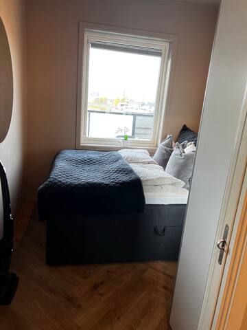 Luxurious top-floor apartment (free parking) gallery image 4