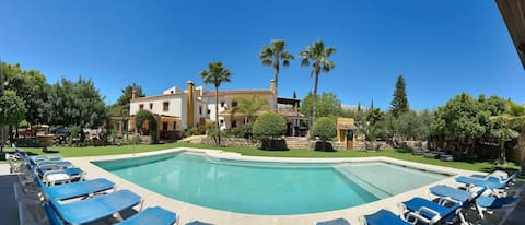 Country house with a pool and sports courts