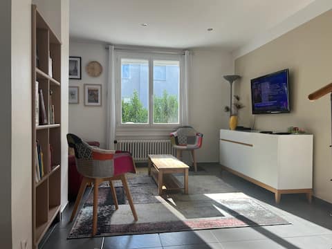 Air-conditioned 5 bedroom villa with parking near Paris