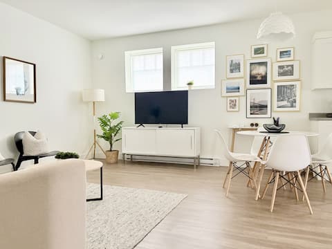 Top Airbnb: Spacious suite, king bed, free parking & laundry in Coquitlam