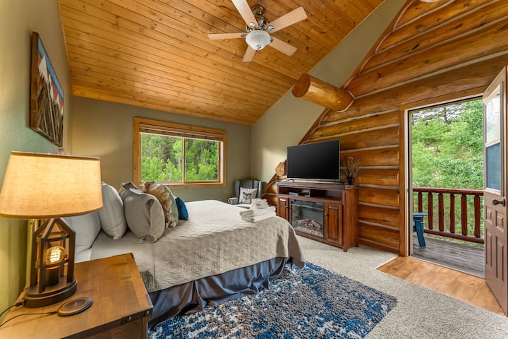 Primarna spavaća soba ima moderniji pogled na stariji klasični šarm brvnare. Imamo 50" Smart TV i električni kamin na električni kamin koji će vas održavati udobnim i toplim te„Julijin balkon ”.„ Uživajte u jutarnjoj kavi ili pogledu na zvijezde noću.