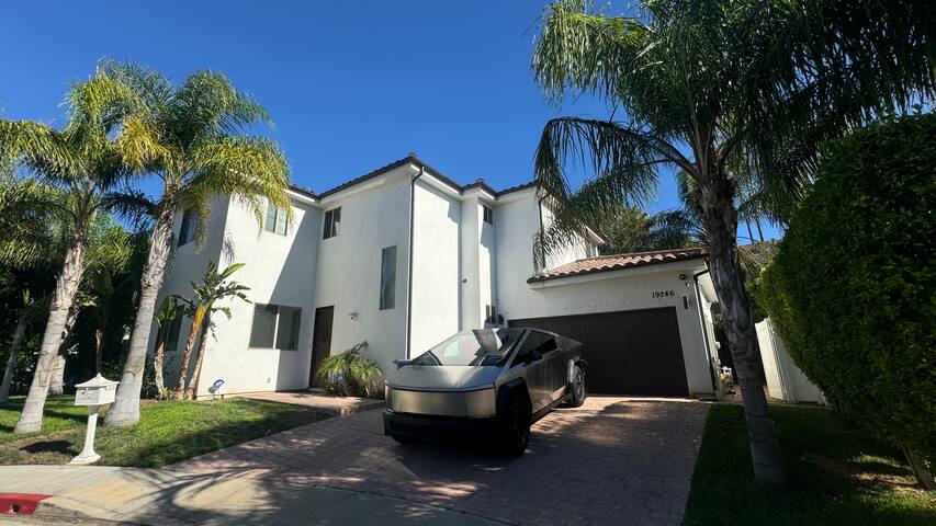 LA Dream Gem! Beautiful home with Spa.