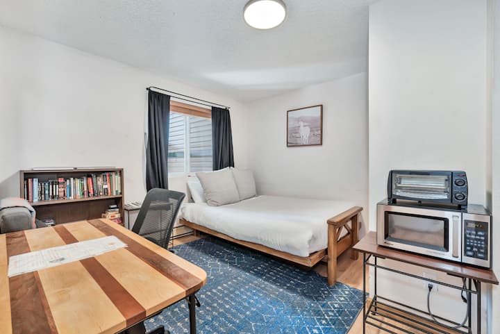 日式床垫可以铺成床。 还有一把扶手椅和书柜，里面有各种书籍和游戏。