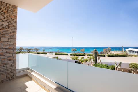 Beachfront villa with pool and garden - Salento