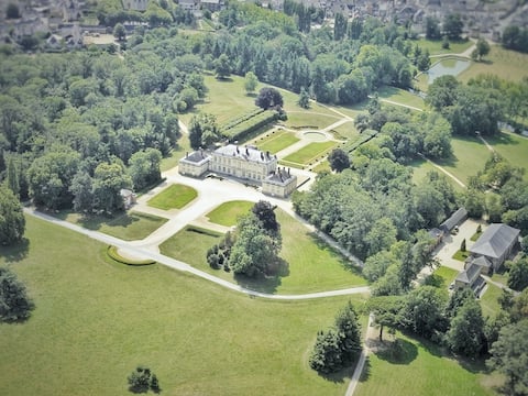 Cottage in castle park, pool & tennis