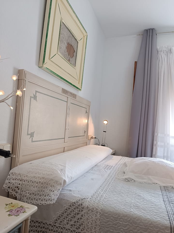 kitanda cha ghorofa ya chini cha 1.50/2 kitanda cha chumba kipana cha metro chenye kabati la nguo lenye starehe sana ili kuweka meza ya kazi ya nguo au kujifunza