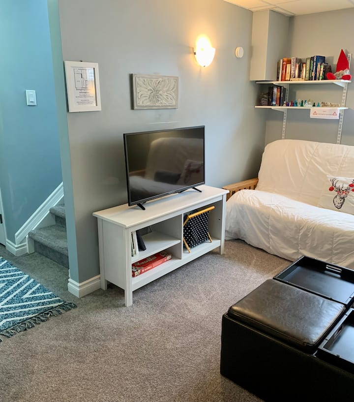 客厅空间配有两张沙发（日式床垫是双人记忆海绵床）、一台带铬铸的大电视、游戏和书籍，以及开放式厨房和餐厅。