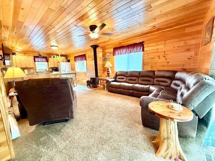 Hayward Hilltop Cabin - Hayward, WI