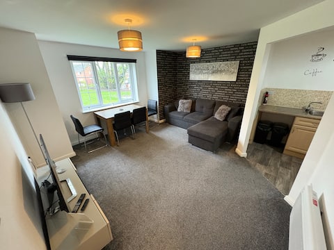 Top Airbnb: Superb Modern Two Bedroom Apartment & Free Parking in Morley