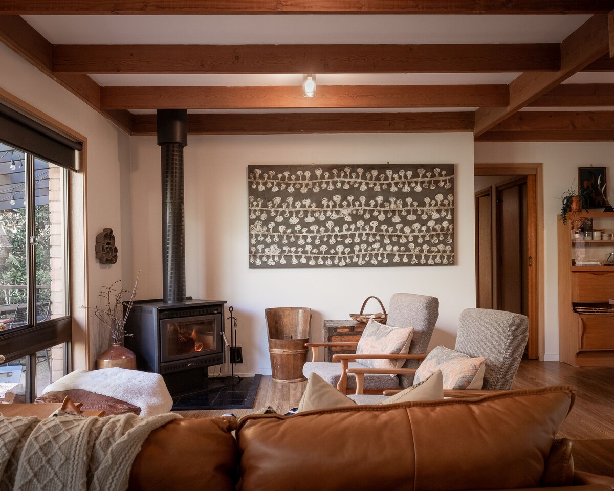 Top performing Airbnb: Bespoke Nature Escape for 1 or 2. River, Spa,Views in Warburton