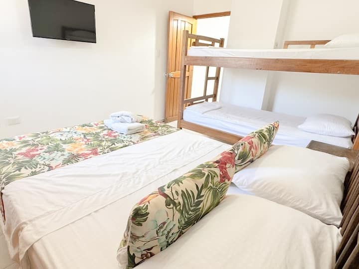 Habitación con cama doble y camarote, con TV y aire acondicionado