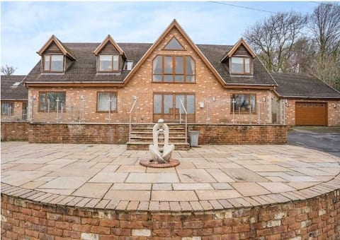 South Wales 5 bedroom Luxury Getaway with hot tub