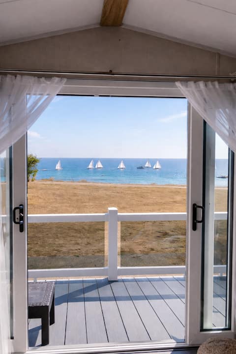 Top Airbnb: Front line caravan with uninterrupted sea views in Suffolk