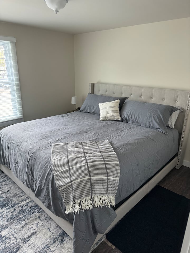 3间二楼卧室中的1间-加大双人床