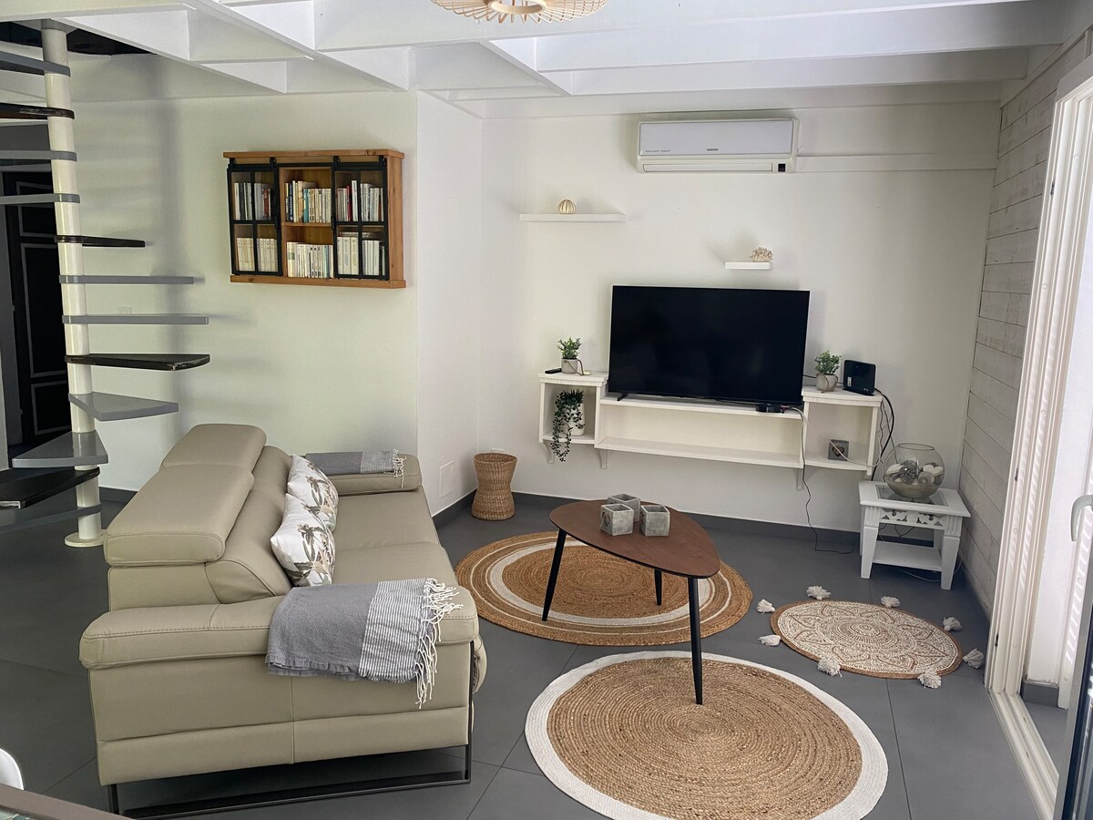 Popular Airbnb listing: Le reflet du Lagon in Saint Paul