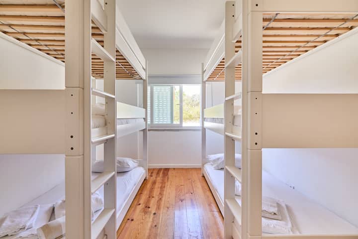 Spavaća soba s krevetima na kat. 