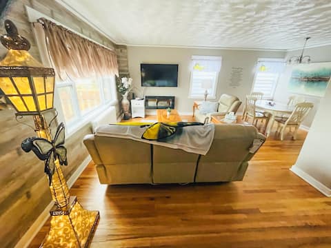 3BDR Historic Home|Self Check- In & Free Parking.